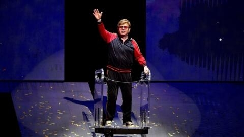 Tubes et paillettes pour l'ultime concert de la tournée d'adieu d'Elton John